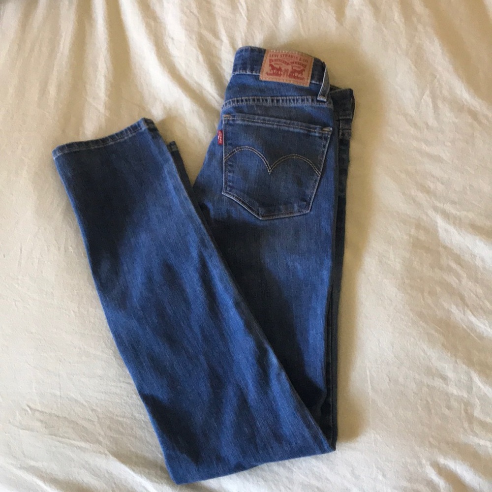 712 Slim Levi's